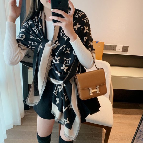 ๐โจAUTHENTICโจ๐Louis Vuitton scarf - Picture 2 of 8